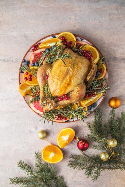 Pollo o tacchino arrosto. Cibo festivo tradizionale per il Natale o il Ringraziamento. Cena di Natale. Regolazione della tavola delle vacanze invernali. Natale