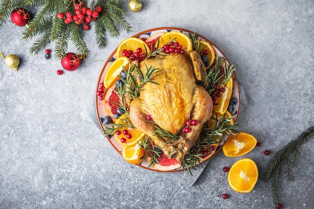 Pollo o tacchino arrosto. Cibo festivo tradizionale per il Natale o il Ringraziamento. Cena di Natale. Regolazione della tavola delle vacanze invernali. Natale