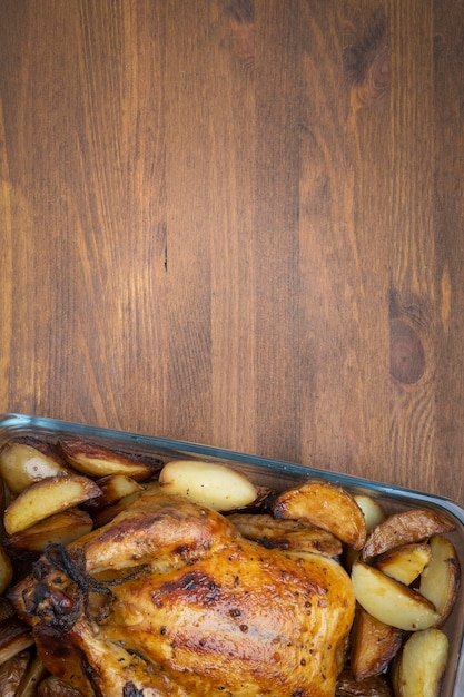 Pollo o tacchino di Natale arrosto su fondo di legno con lo spazio della copia