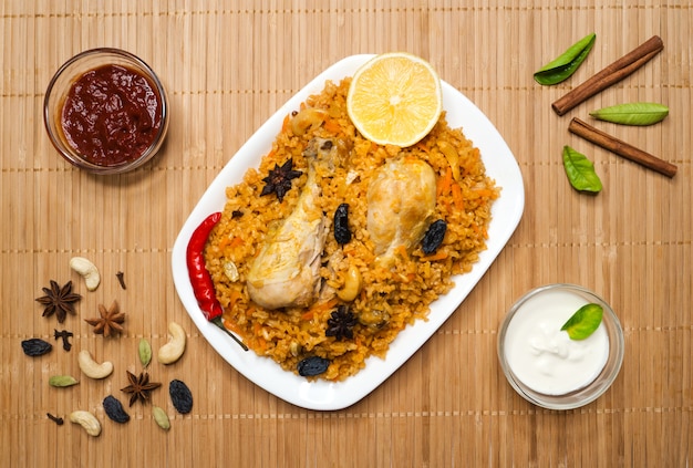 Pollo piccante delizioso Biryani in ciotola bianca, cibo indiano o pakistano.