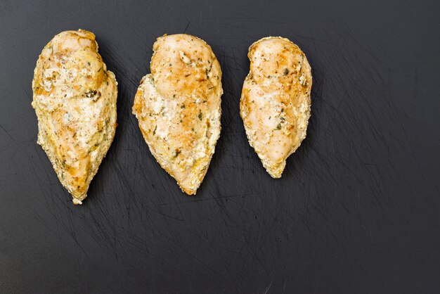 Pollo pronto sul vecchio tagliere di plastica.