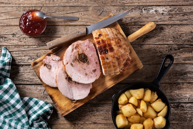 Pollo ripieno con noci su un tavolo in legno rustico