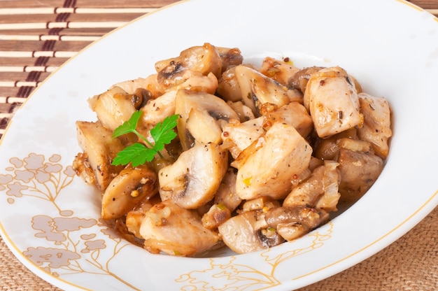 Pollo saltato con funghi