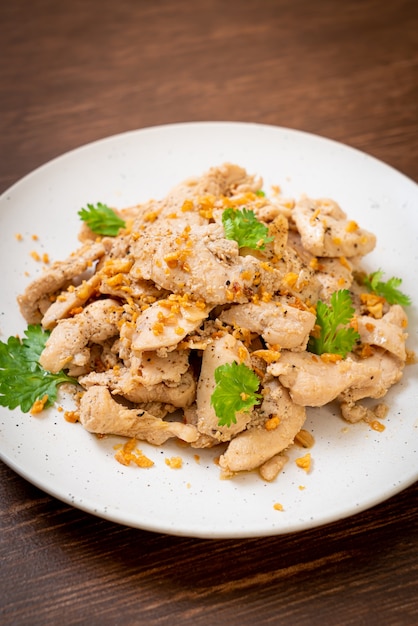 pollo saltato in padella con aglio e pepe