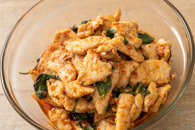 Pollo saltato in padella con pasta di peperoncino o pasta di peperoncino - Stile di cibo asiatico