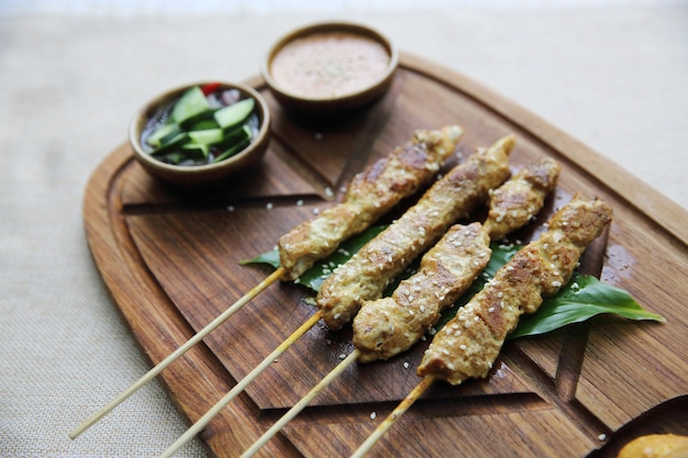 Pollo Satay su legno