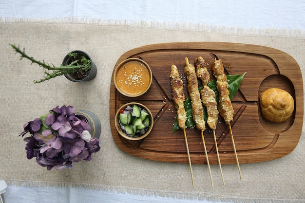 Pollo Satay su legno