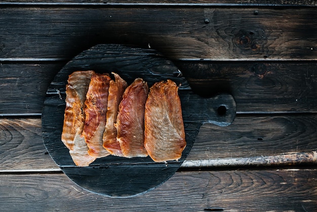 Pollo secco tagliato a fette su una tavola di legno Foto di alta qualità