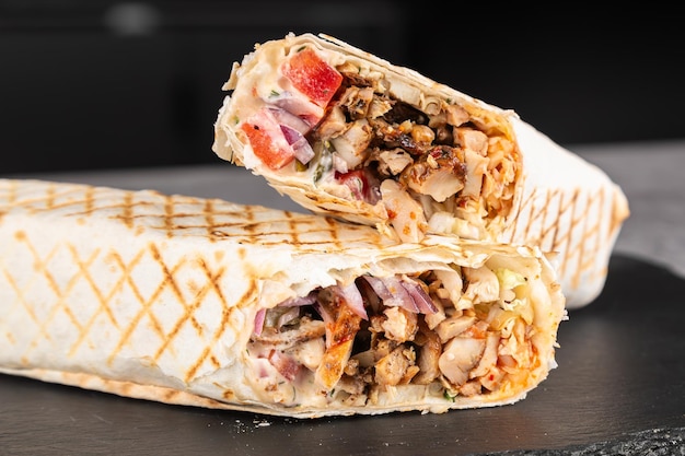 Pollo shawarma fresco rotolo di carne grigliata e insalata di lattuga con salsa bianca turco Doner Kebab su pane pita pollo Shawarma