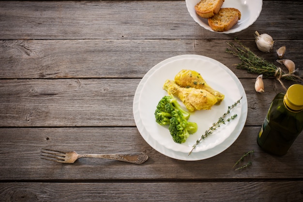 Pollo sul piatto su fondo di legno