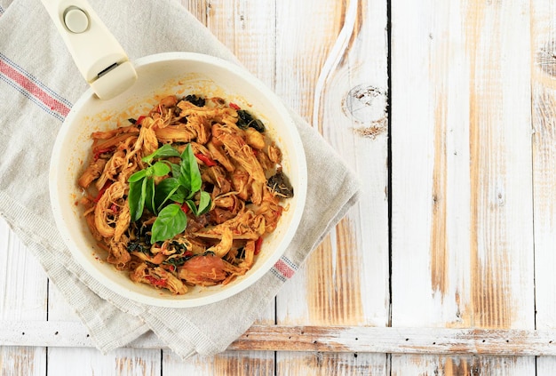 Pollo tagliuzzato Ayam Suwir Kemangi con foglia di basilico dolce