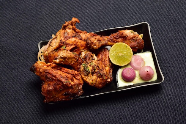 pollo tandoori in chutney nel piatto