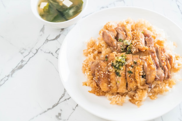 pollo teriyaki su riso sormontato con zuppa di miso