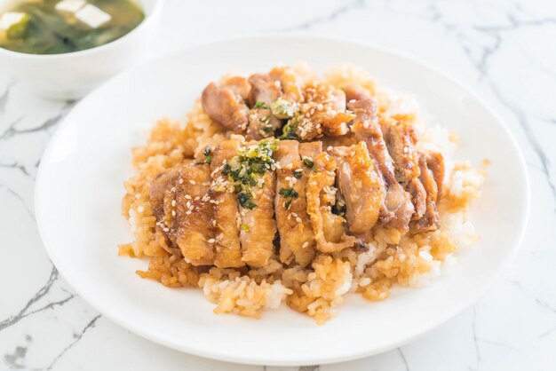 pollo teriyaki su riso sormontato con zuppa di miso