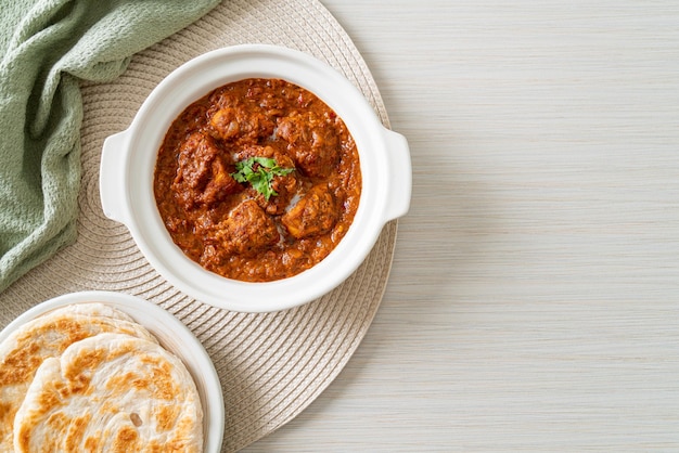 pollo tikka masala cibo piccante a base di carne al curry con roti o pane naan - stile alimentare indiano