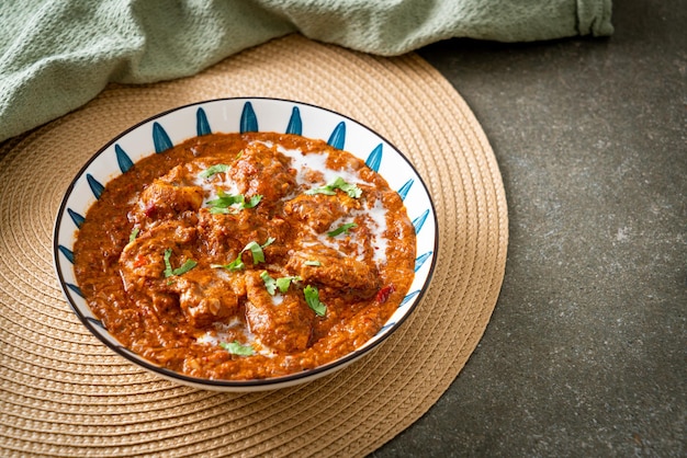 pollo tikka masala cibo piccante a base di carne al curry - stile alimentare indiano