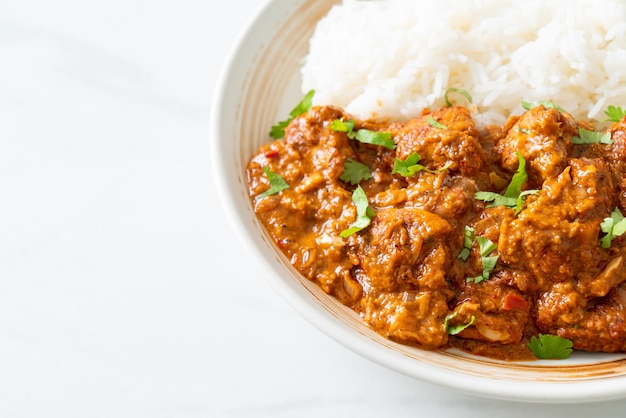 pollo tikka masala con riso sul piatto - stile indiano dell'alimento