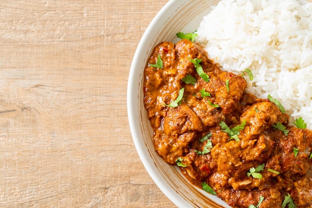 pollo tikka masala con riso sul piatto - stile indiano dell'alimento