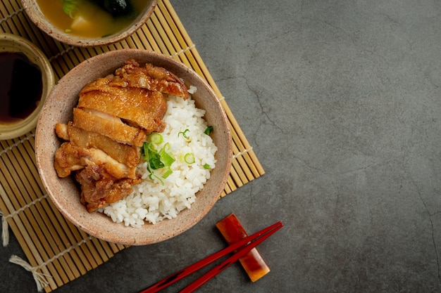 Pollo toriyaki su superficie scura