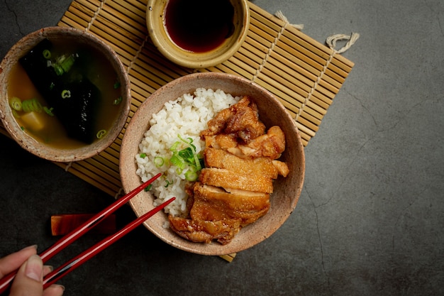 Pollo toriyaki su superficie scura