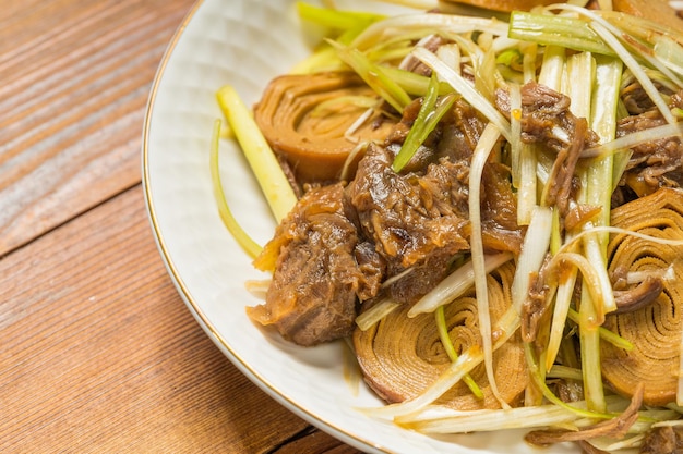 Pollo vegetariano brasato con piatto freddo speciale della Cina nord-orientale