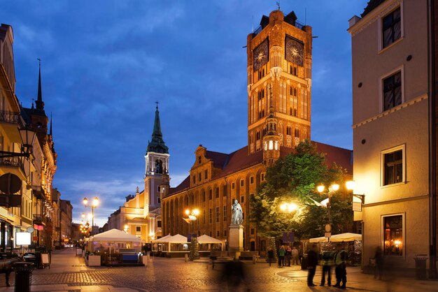 Polonia, Torun, municipio presso il mercato della città vecchia di notte