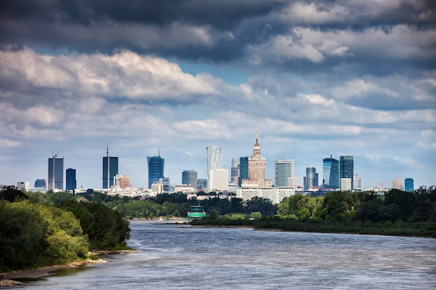 Polonia, Varsavia, skyline della città e fiume Vistola