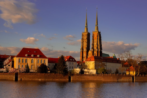 Polonia Wroclaw 16 aprile 2022 Vista sul fiume Odra e sull'isola di Tumski Città vecchia di Wroclaw nella primavera del 2022