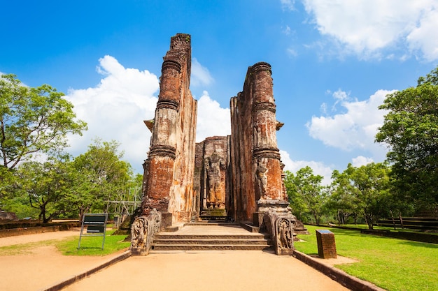 Polonnaruwa Lankathilaka Image House è una casa monolitica di immagine del Buddha costruita dal re Parakramabahu a Polonnaruwa, Sri Lanka