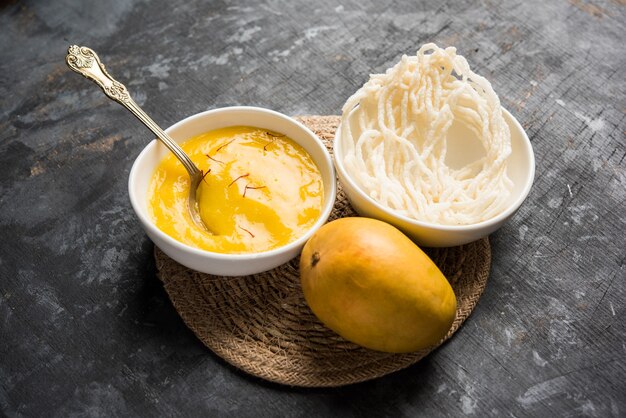 Polpa di mango Aam Ras o Alphonso con kurdai che è un piatto fritto a base di grano o gehu. messa a fuoco selettiva