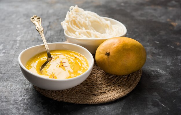 Polpa di mango Aam Ras o Alphonso con kurdai che è un piatto fritto a base di grano o gehu. messa a fuoco selettiva