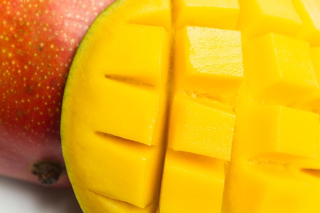 Polpa di un frutto di mango in una vista ritagliata