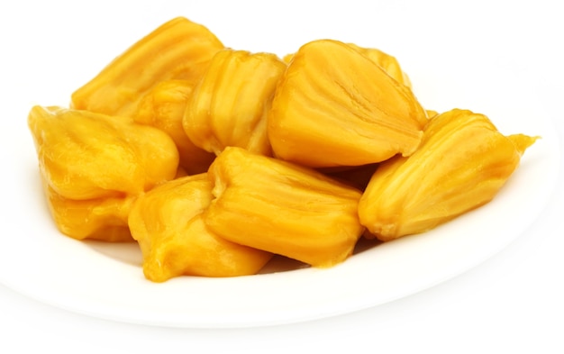 Polpa succosa di jackfruit su sfondo bianco