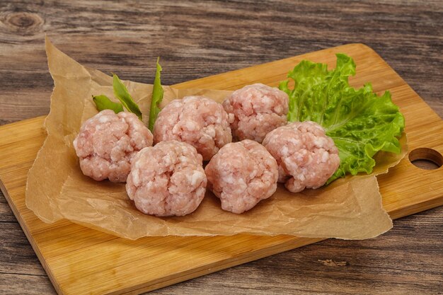 Polpetta di carne macinata di maiale cruda fatta in casa per cucinare