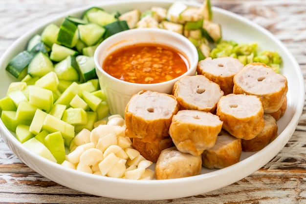 Polpetta di maiale vietnamita con impacchi di verdure (Nam-Neaung o Nham Due)