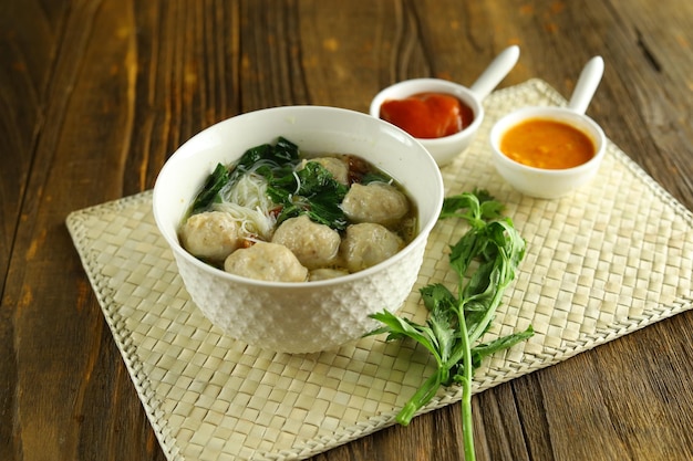 Polpetta indonesiana Bakso servita con zuppa e noodle