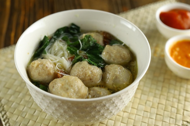 Polpetta indonesiana Bakso servita con zuppa e noodle