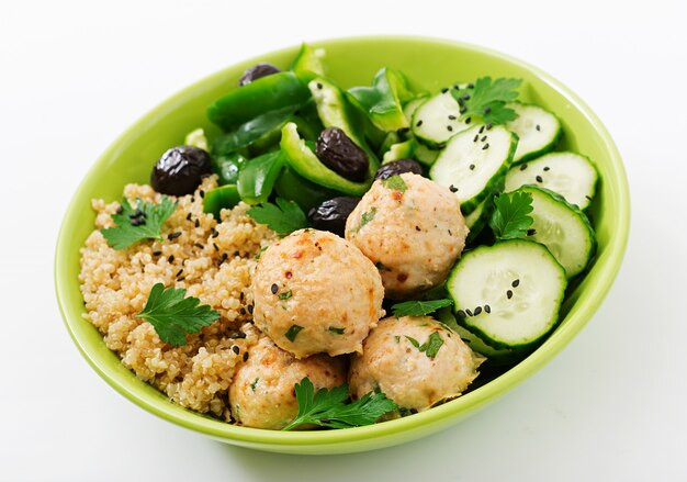 Polpette al forno di filetto di tacchino con contorno di quinoa e insalata di verdure fresche