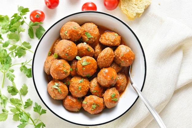 Polpette al sugo di pomodoro in una ciotola