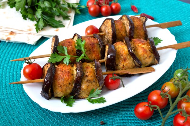 Polpette alla griglia con melanzane su spiedini