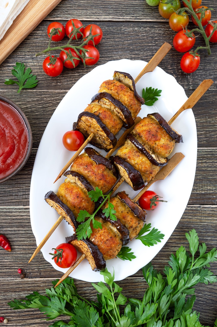 Polpette alla griglia con melanzane su spiedini