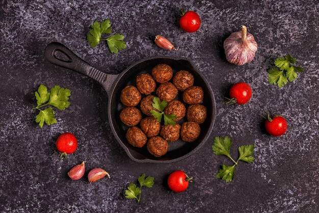 Polpette arrosto con pomodori, aglio e prezzemolo