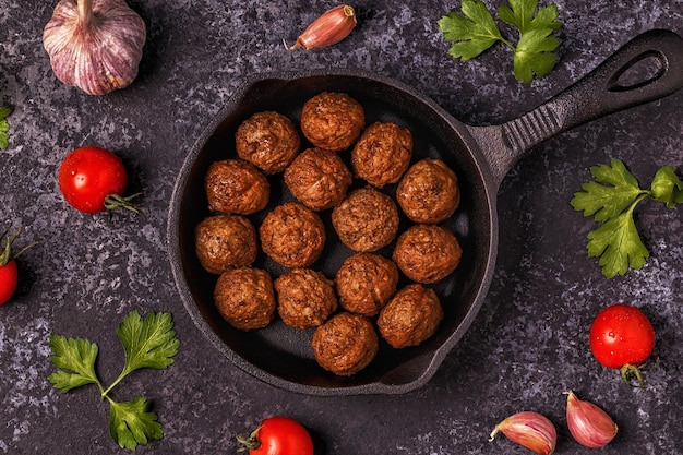 Polpette arrosto con pomodori, aglio e prezzemolo