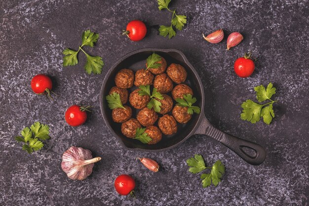 Polpette arrosto con pomodori, aglio e prezzemolo