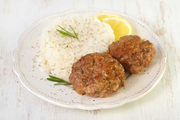 Polpette con riso bollito e limone