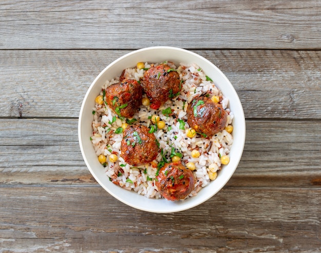 Polpette con riso, ceci e semi di sesamo.