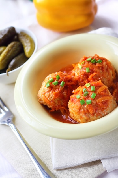 Polpette con riso e salsa di pomodoro