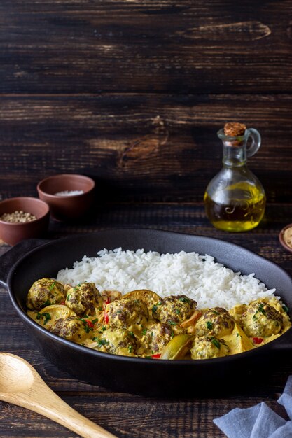 Polpette con riso, salsa al curry, lime e peperoncino. Mangiare sano.