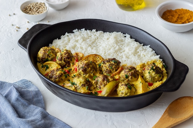 Polpette con riso, salsa al curry, lime e peperoncino. Mangiare sano.