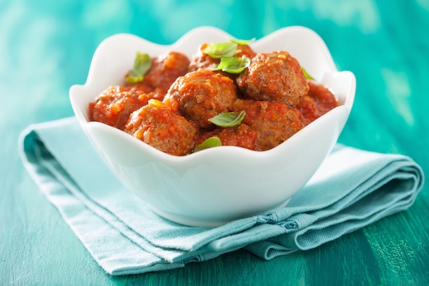 Polpette con salsa di pomodoro in ciotola